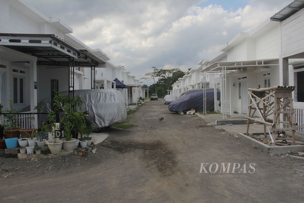 Kondisi sejumlah rumah di Perumahan Kandara Village, Desa Maguwoharjo, Kecamatan Depok, Kabupaten Sleman, Daerah Istimewa Yogyakarta, yang telah selesai dibangun dan sebagian sudah dihuni, Selasa (16/5/2023).