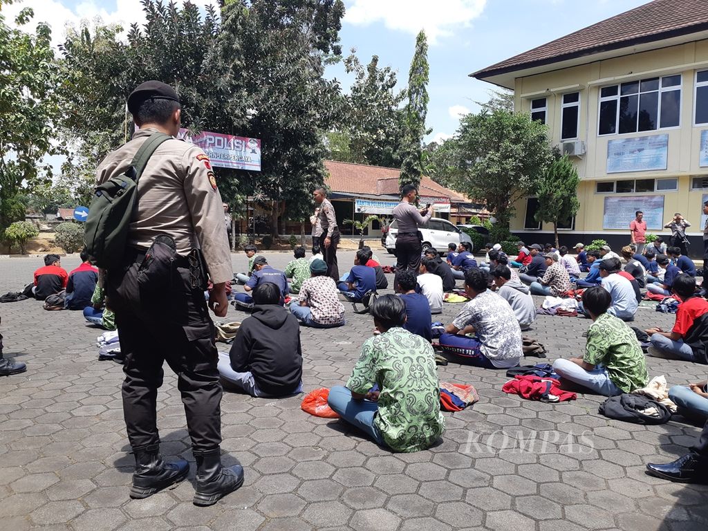 Sejumlah pelajar yang dibawa ke Markas Polres Banyumas, Jateng, karena meresahkan sopir truk di jalan raya, pada September 2019.