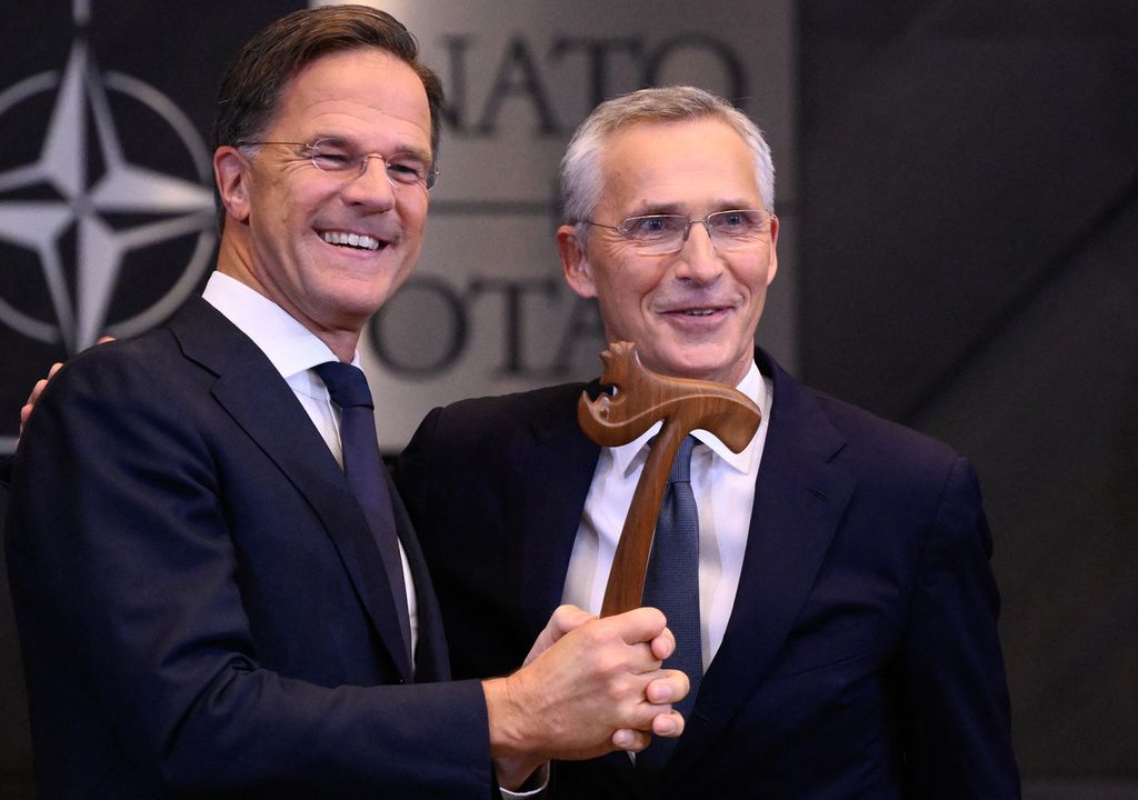 Sekretaris Jenderal NATO yang akan lengser Jens Stoltenberg (kanan) dan Sekretaris Jenderal NATO yang baru sekaligus mantan Perdana Menteri Belanda Mark Rutte menghadiri upacara serah terima jabatan di Markas Besar NATO di Brussels, Belgia, Selasa (1/10/2024).