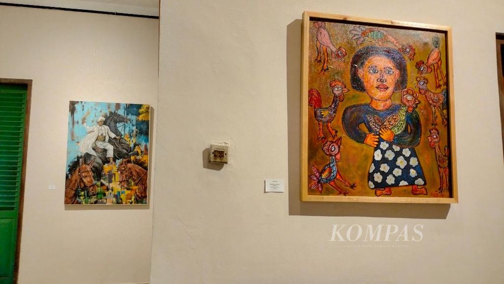 Sebanyak 18 lukisan dari 12 pelukis dari Komunitas Seniman Borobudur Indonesia ditampilkan dalam pameran bertajuk Struggle di Limanjawi Art House, Desa Wanurejo, Kecamatan Borobudur, Kabupaten Magelang, Jawa Tengah, Minggu (18/12/2022),
