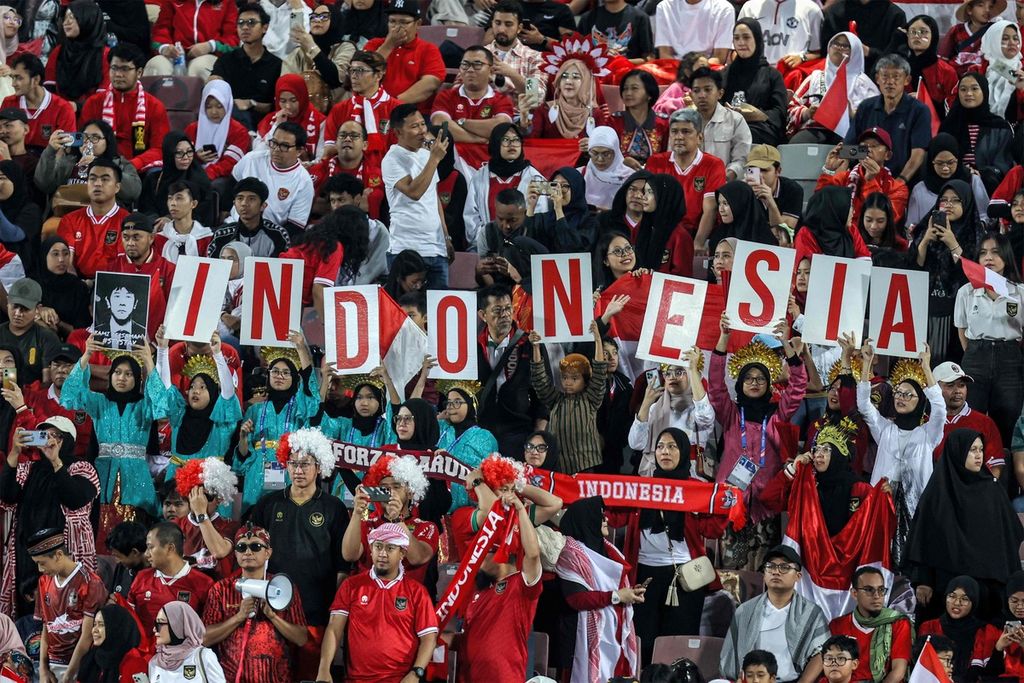 Ribuan suporter Indonesia menyaksikan pertandingan Grup A Piala Asia U-23 antara Jordania dan Indonesia di Stadion Abdullah bin Khalifa, Doha, Qatar, Minggu (21/4/2024). 