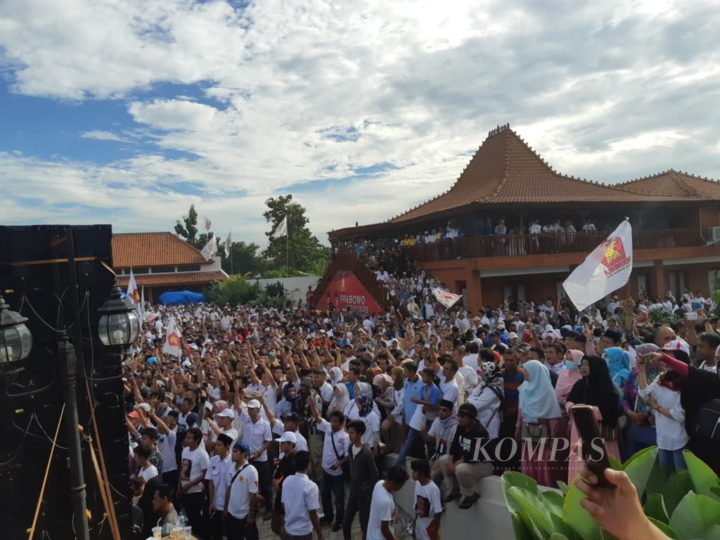Massa pendukung Prabowo-Sandi saat mendengarkan calon presiden Prabowo Subianto berpidato di Serang, Banten, Sabtu (16/3/2019).