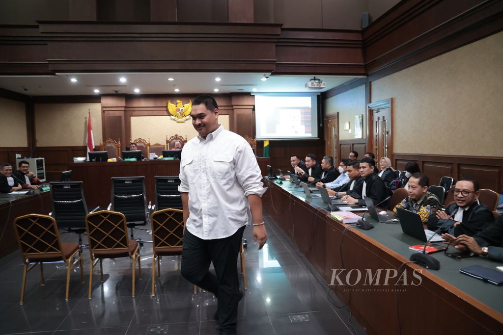 Menteri Pemuda dan Olahraga Dito Ariotedjo meninggalkan ruang sidang seusai memberi keterangan sebagai saksi dalam sidang kasus dugaan korupsi pembangunan menara <i>base transceiver station</i> atau BTS 4G Bakti Kementerian Komunikasi dan Informatika, di Pengadilan Tindak Pidana Korupsi, Jakarta, Rabu (11/10/2023). 