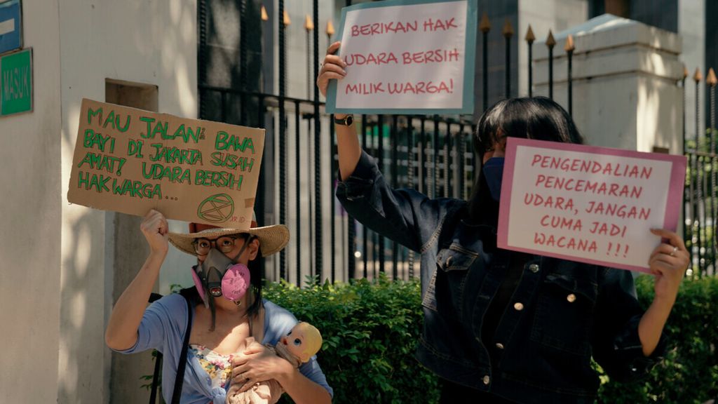 Aktivis Gerakan Jeda Untuk Iklim melakukan aksi damai sebelum dimulainya sidang pembacaan putusan gugatan polusi udara di Pengadilan Negeri Jakarta Pusat, Kamis (16/9/2021). 