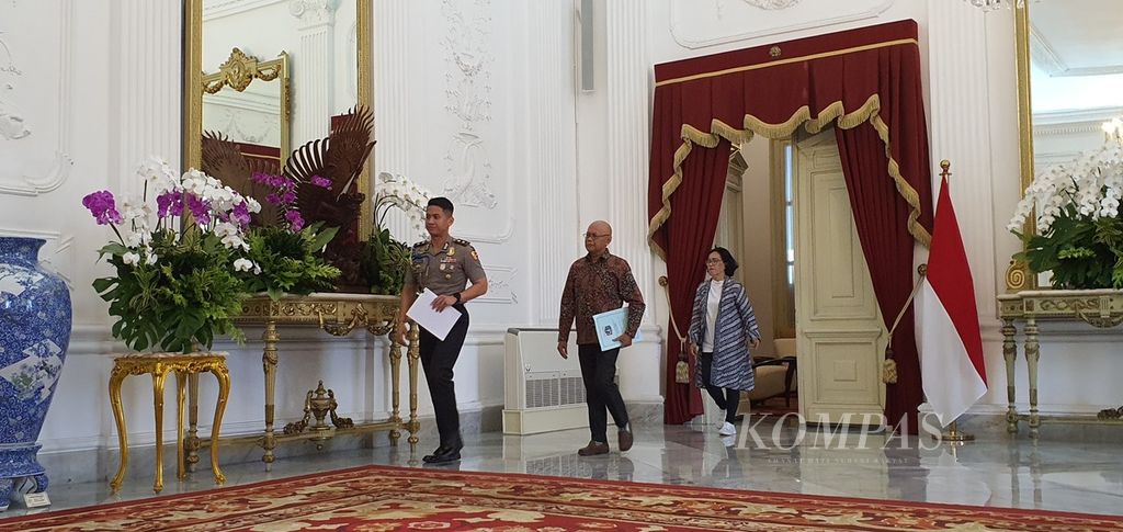 KPPS TPS 10 Gambir mengantarkan undangan untuk memberikan suara dalam Pemilu 2024 kepada Presiden Joko Widodo di Istana Merdeka, Jakarta, Senin (12/2/2024).