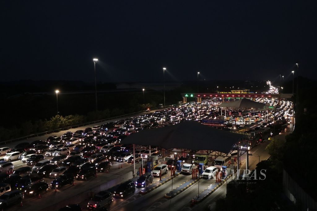 Kondisi terkini Gerbang Tol Cikatama arah Jakarta pada Senin (15/04/2024). Terjadi penumpukan kendaraan sejak siang hari. Pemerintah memprediksi Hari Senin ini menjadi puncak arus balik Lebaran 2024.