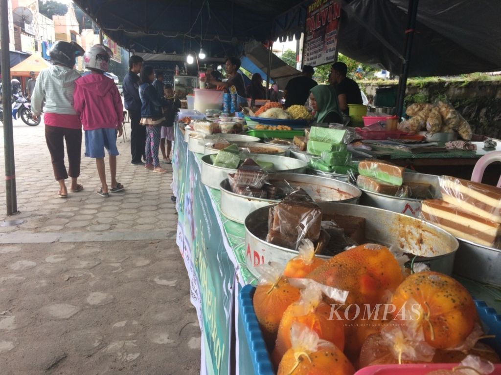 Pasar Wadai atau jajanan di Kota Palangkaraya mulai dibuka jelang Lebaran. Pasar ini hanya dibuka saat bulan puasa.