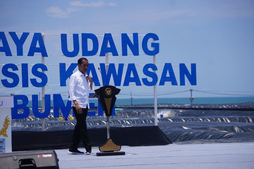 Presiden Joko Widodo meresmikan tambak budidaya udang berbasis kawasan di Kabupaten Kebumen, Jawa Tengah, Kamis (9/3/2023). Tambak yang dibangun dengan anggaran Rp 175 miliar dan memiliki 149 petak di pesisir pantai ini ditargetkan mampu menghasilkan udang vaname minimal 40 ton per hektar per tahun.