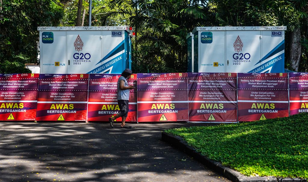 Sejumlah gardu bergerak yang disiapkan PLN untuk pemenuhan SPKLU di Nusa Dua, Bali, dalam rangka KTT G20, Senin (12/9/2022). Penggunaan kendaraan dengan energi listrik dalam ajang internasional ini menjadi salah satu bagian kampanye gerakan konversi energi bahan bakar.