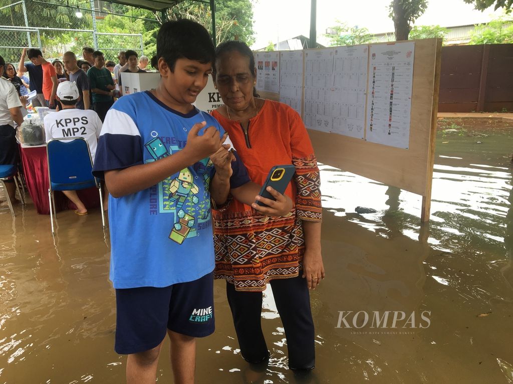 Warga berswafoto sambil menunjukkan tinta di jari tangan seusai mencoblos di TPS 42 Karang Mulya, Karang Tengah, Kota Tangerang, Banten, Rabu (14/2/2024) siang.