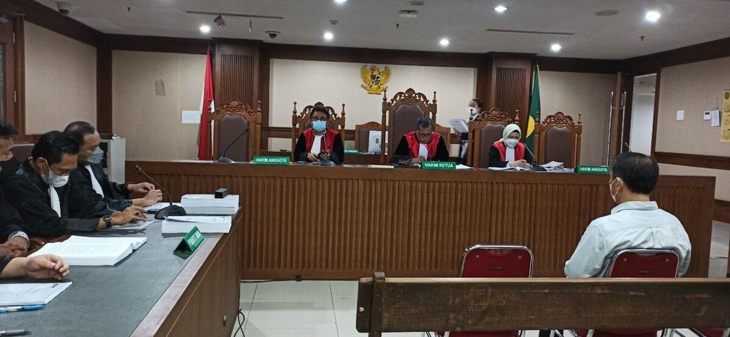 Pengusaha Muara Perangin Angin yang menyuap Bupati Langkat Terbit Perangin Angin untuk mendapatkan sejumlah proyek di Pemerintah Kabupaten Langkat, Sumatera Utara, mendengarkan tuntutan yang dibacakan oleh Jaksa Penuntut Umum (JPU) Komisi Pemberantasan Korupsi di Pengadilan Tindak Pidana Korupsi Jakarta, Senin (6/6/2022).