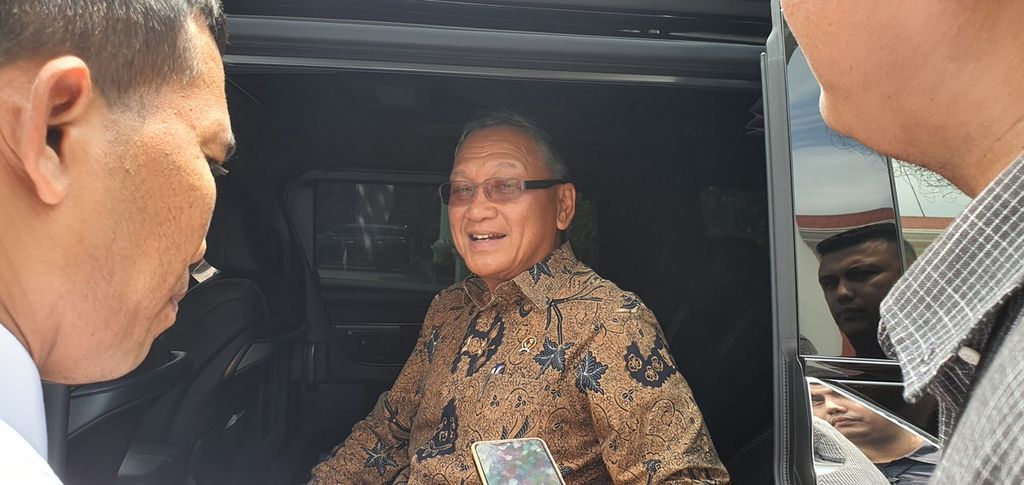 Menteri Energi dan Sumber Daya Mineral Arifin Tasrif memberikan keterangan kepada wartawan seusai mengikuti rapat tertutup yang dipimpin Presiden Joko Widodo di Istana Merdeka, Jakarta, Senin (5/2/2024).