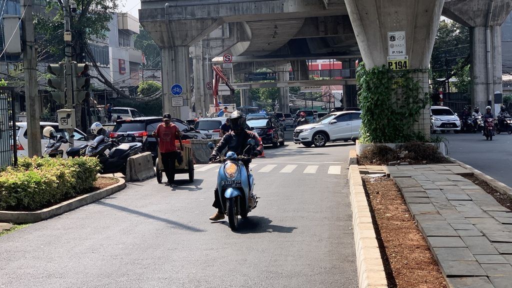 Sejumlah pengguna jalan di jalan sebelumnya merupakan jalur pedestrian dan jalur sepeda di simpang Santa, Kebayoran Baru, Jakarta Selatan, Selasa (18/4/2023).