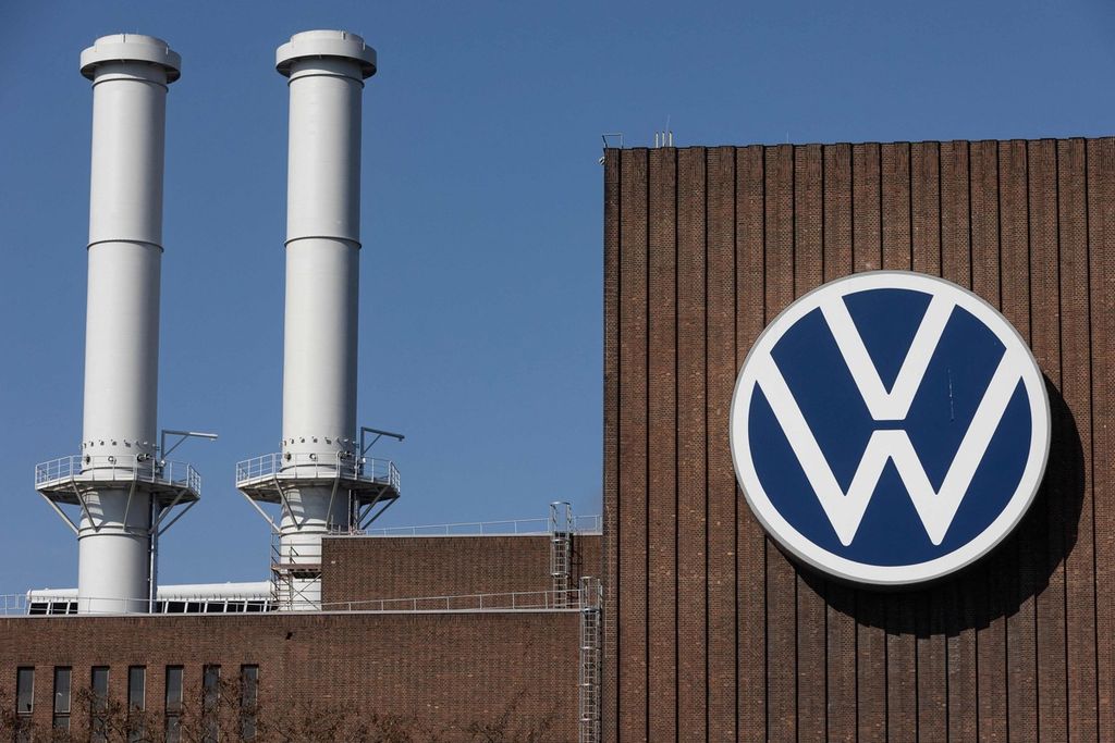 Logo produsen otomotif Jerman, Volkswagen (VW), terpampang di pabrik utama perusahaan itu di Wolfsburg, Jerman utara, 22 Maret 2022. 