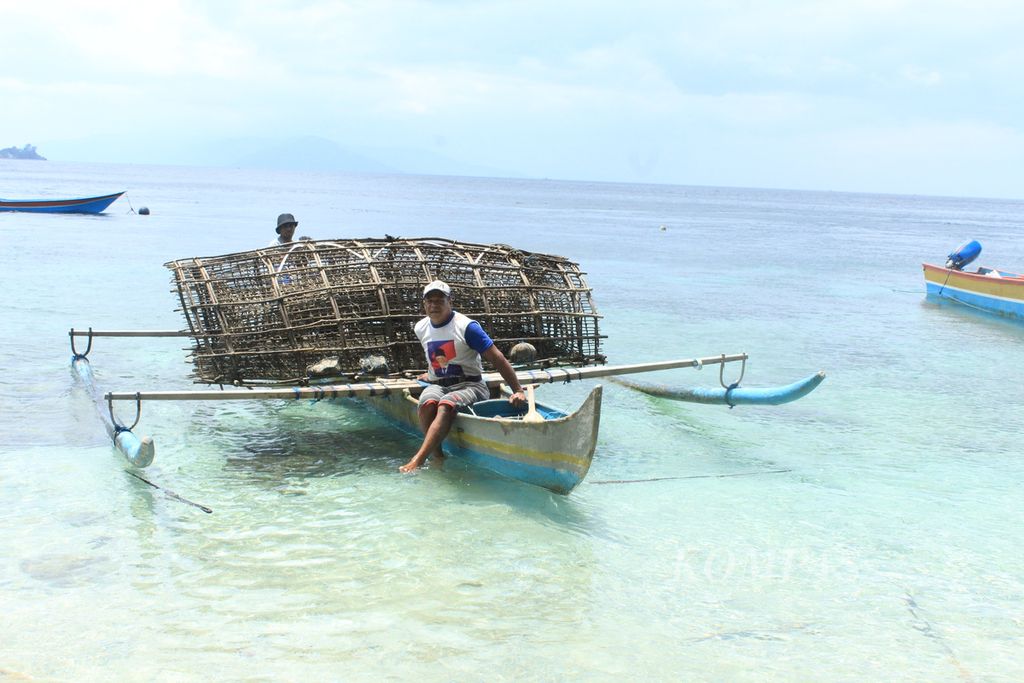 Nelayan bersiap menempatkan bubu, alat tangkap tradisional, di perairan Desa Assilulu, Kecamatan Leihitu, Kabupaten Maluku Tengah, Maluku, Sabtu (2/9/2023).