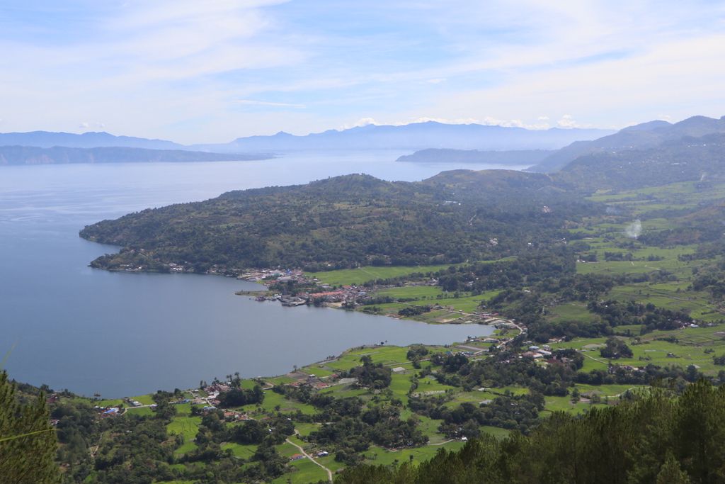 Lanskap pemandangan kawasan Danau Toba tampak dari atas Geosite Sipinsur di Kabupaten Humbang Hasundutan, Sumatera Utara, Sabtu (9/10/2021). 