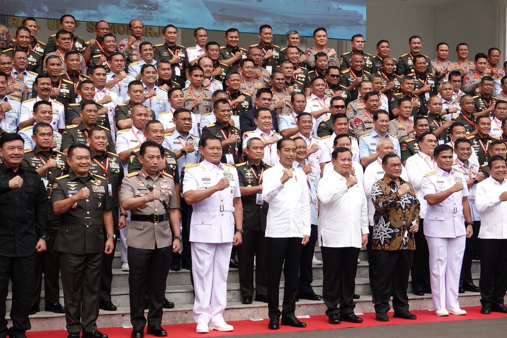 Presiden Joko Widodo berfoto bersama peserta Rapat Pimpinan Kementerian Pertahanan yang menyertakan Pimpinan TNI dan Polri serta pejabat-pejabat utama Kemenhan, Rabu (18/1/2023).