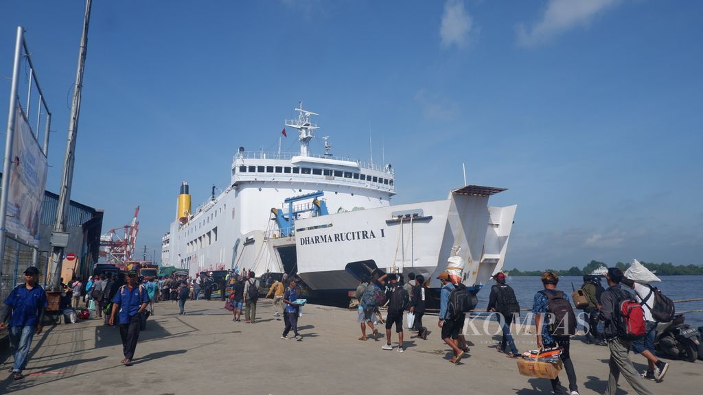Homecomers board a ship at Trisakti Harbor, Banjarmasin, South Kalimantan, Tuesday (18/4/2023). From D-15 to D-4 Idul Fitri, 9,705 people have departed from Trisakti Port, Banjarmasin to Tanjung Perak Port, Surabaya, East Java. The number of ship passengers increased by 8.86 percent compared to the same period last year..