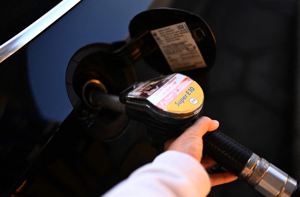 Seorang perempuan mengisi bahan bakar ke mobilnya di Dortmund, Jerman, Rabu (1/6/2022). 