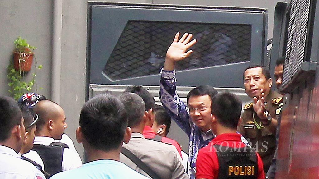  Basuki Tjahaja Purnama  dibawa ke  Rumah Tahanan Cipinang, Jakarta, Selasa (9/5), setelah dijatuhi  vonis dua tahun penjara oleh majelis hakim dalam kasus pidana  penodaan agama. Basuki menyatakan banding atas vonis tersebut.