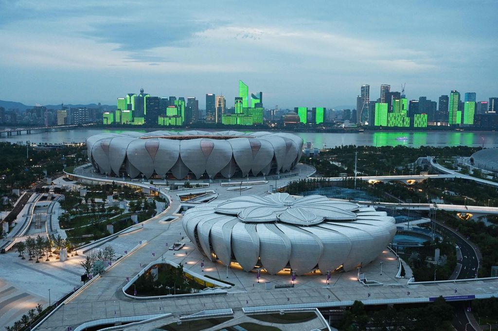 Stadion Hangzhou Olympic Sports Center (belakang) dan Tennis Centre (depan) yang akan menjadi lokasi penyelenggaraan Asian Games Hangzhou 2022 di Hangzhou, Provinsi Zhejiang, China, Kamis (29/7/2023).