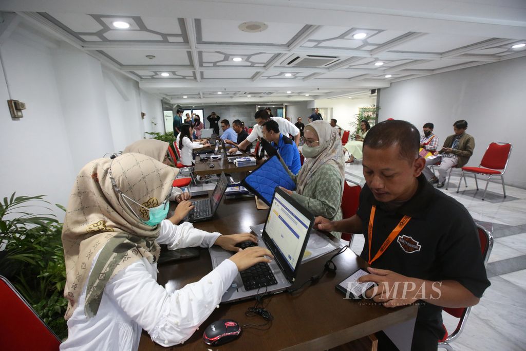 Petugas membimbing wajib pajak yang hendak melakukan pemadanan Nomor Induk Kependudukan (NIK) dengan Nomor Pokok Wajib Pajak (NPWP) di lingkungan perusahaan Kompas Gramedia di Jakarta, Senin (18/12/2023). Di balik usaha ini, masih tersisa pertanyaan mengenai penggunaan dana pajak yang transparan. Kepercayaan publik perlu dibangun agar beban pajak diterima tanpa rasa skeptis.