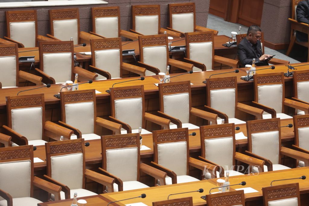 Suasana rapat paripurna DPR dengan agenda pengambilan keputusan tentang Rancangan Kitab Undang-undang Hukum Pidana (RKUHP) di Kompleks Parlemen, Senayan, Jakarta, Selasa (5/1/2022). 