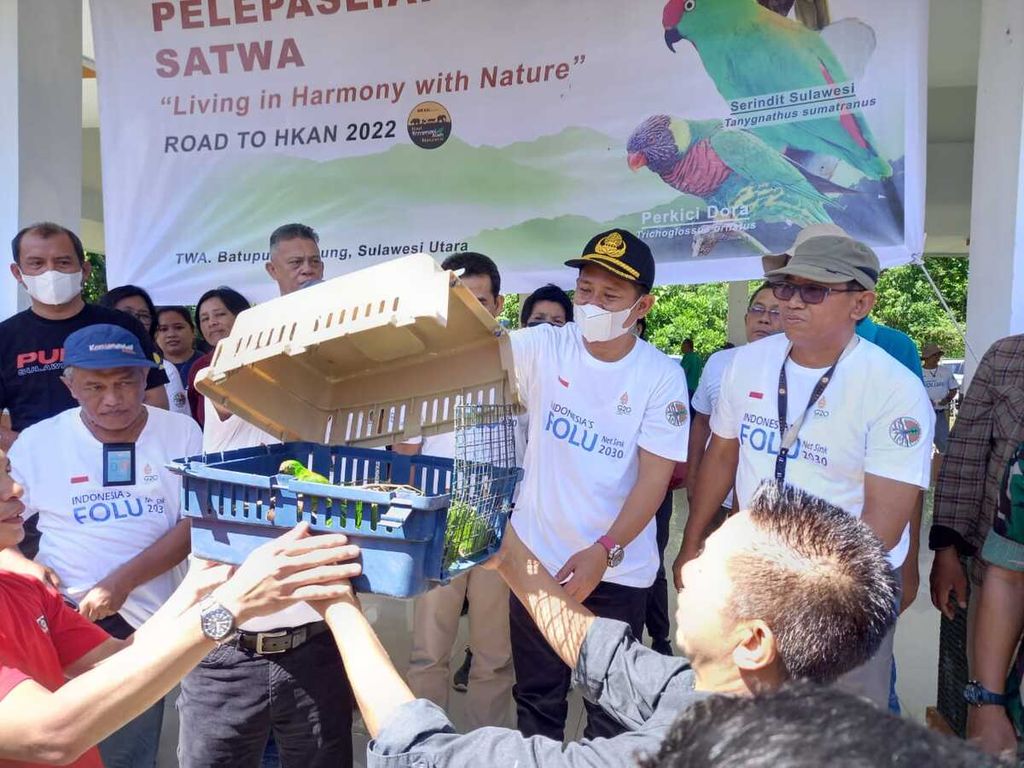 Sebanyak 15 burung dilindungi dilepasliarkan di Taman Wisata Alam Batuputih, Bitung, Sulawesi Utara, Jumat (1/7/2022).