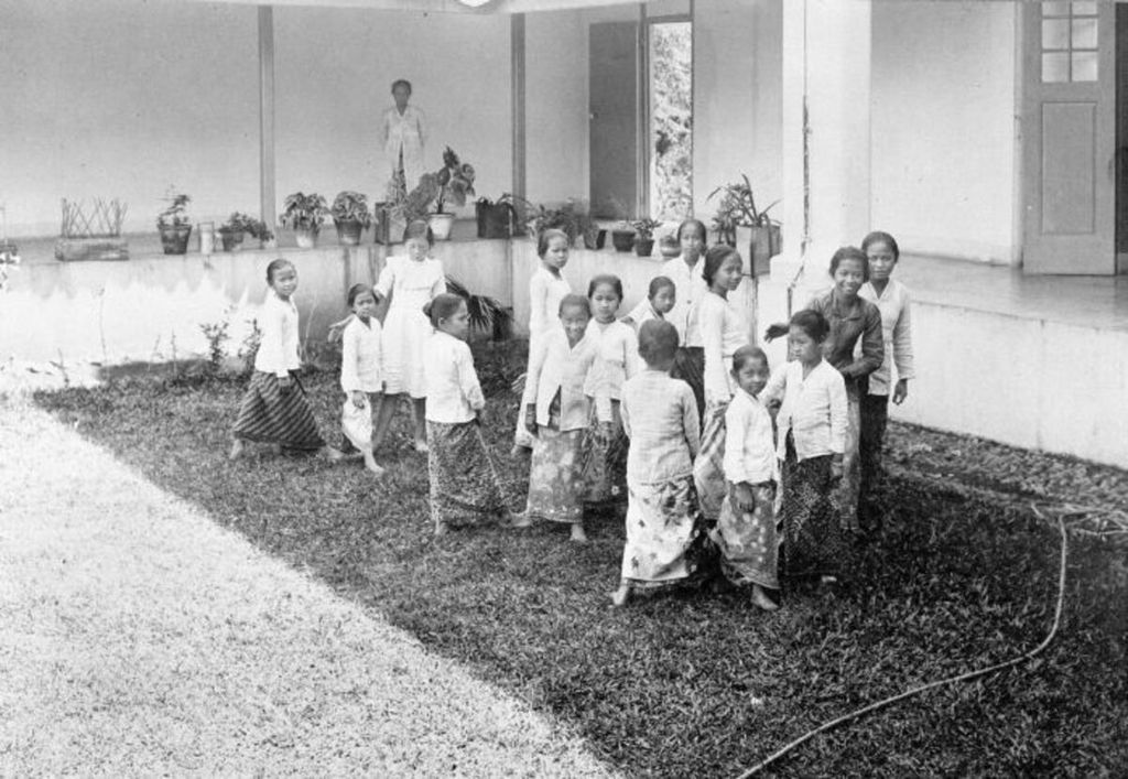 Murid-murid perempuan sedang bermain di halaman Kartinischool atau Sekolah Kartini di Bogor, Jawa Barat, sekitar tahun 1920.