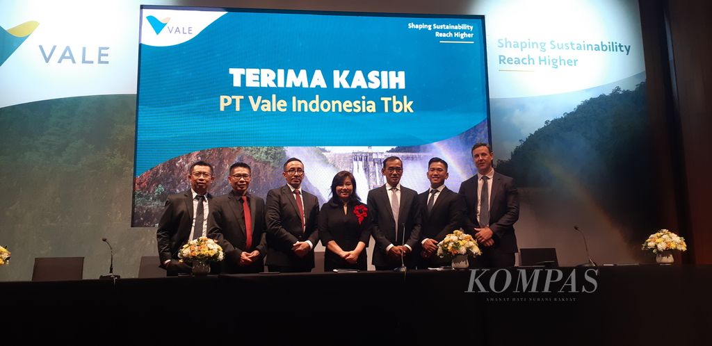 Jajaran direksi baru PT Vale Indonesia Tbk berfoto seusai konferensi pers Rapat Umum Pemegang Saham Tahunan Tahun Buku 2023, di Jakarta, Senin (10/6/2024).