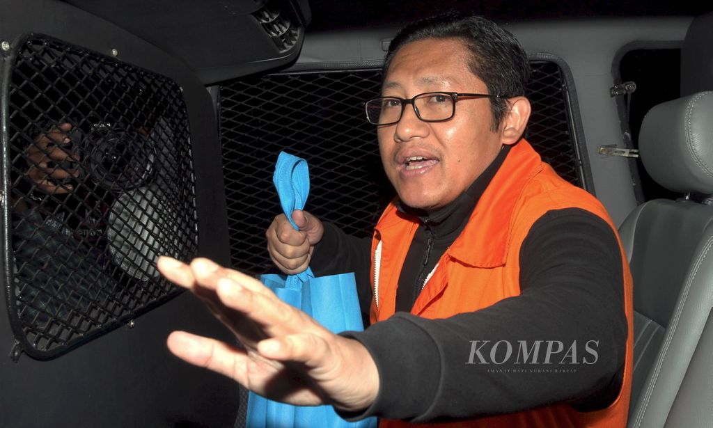 Anas Urbaningrum saat akan diperiksa KPK dalam kasus dugaan penerimaan hadiah terkait pembangunan Pusat Pendidikan, Pelatihan, dan Sekolah Olahraga Nasional (P3SON) di Hambalang, Bogor, Jawa Barat Rabu (29/1/2014).