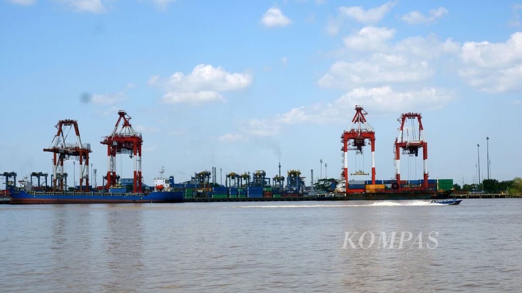 Aktivitas bongkar muat di Pelabuhan Trisakti, Banjarmasin, Kalimantan Selatan, Selasa (8/8/2023). 