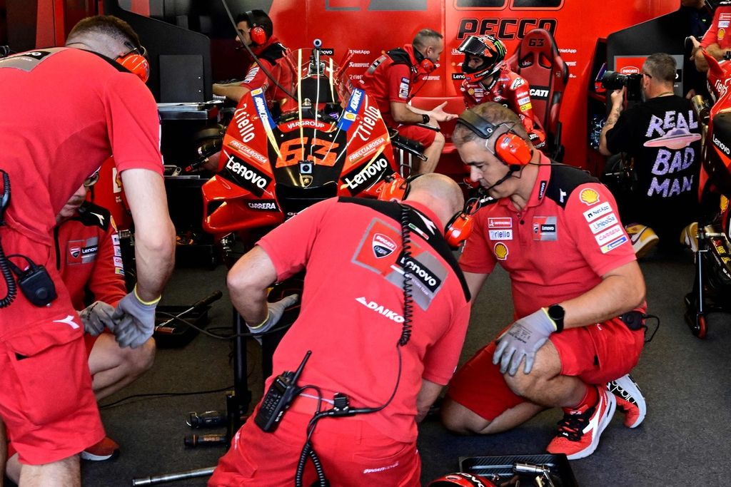 Mekanik tim Ducati menyiapkan motor pebalap Francesco Bagnaia saat berlangsung sesi latihan bebas kedua MotoGP seri Valencia di Sirkuit Ricardo Tormo, Cheste, Jumat (4/11/2022).