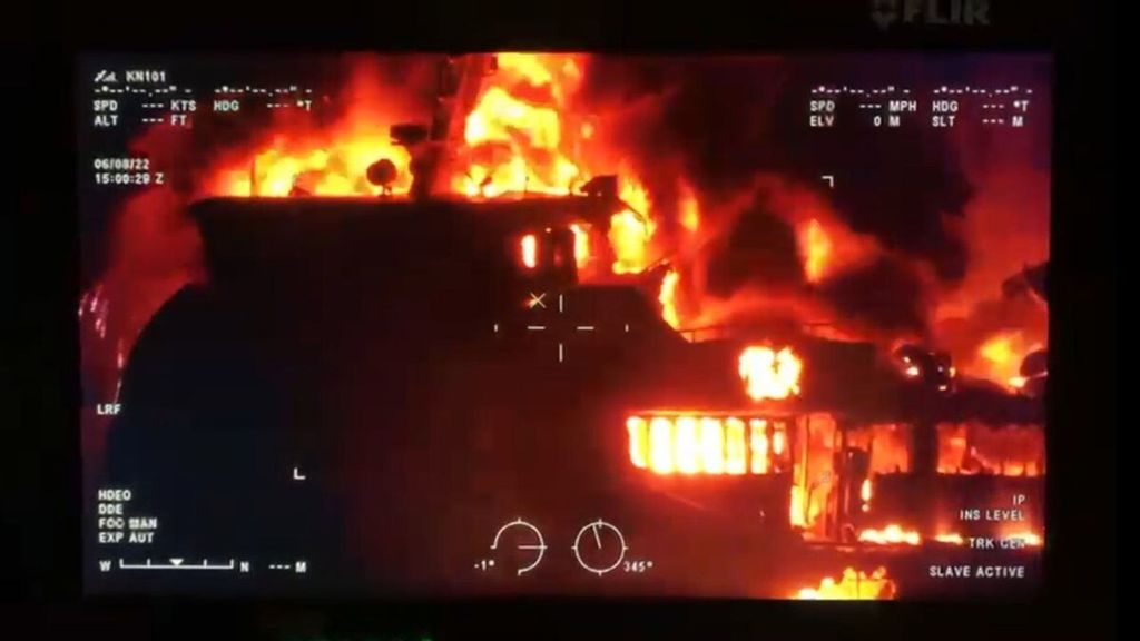 Petugas Basarnas di KN SAR Purworejo-101 berupaya memadamkan api yang membakar kapal penumpang Dumai Line 5 di Pelabuhan Sekupang, Batam, Kepulauan Riau, Rabu (8/6/2022) malam.