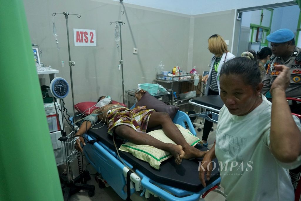 Putra (17), korban penembakan polisi di Konawe Selatan, Sulawesi Tenggara, dirujuk untuk mendapatkan perawatan, Jumat (24/11/2023), di Kendari. Pada Minggu (26/11/2023), ia meninggal dunia di RS Bhayangkara Kendari.