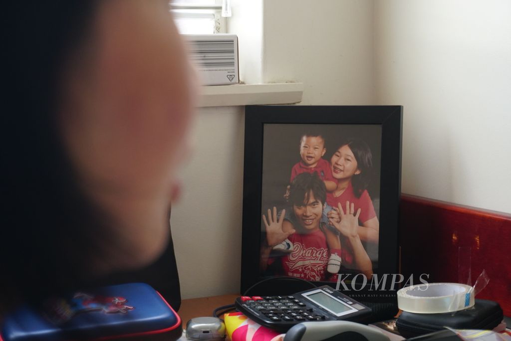 Foto Martin Cahyo (45), Lily Lumintang (43), dan anak sulung mereka, Jonathan, ketika masih kecil, dipajang di rumah mereka di Kew, di timur Melbourne, Australia, pada Sabtu (24/8/2024). 