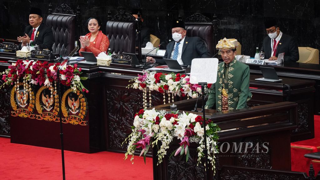 Presiden Joko Widodo menyampaikan Pidato Kenegaraan dalam Sidang Tahunan MPR dan Sidang Bersama DPR dan DPD di Gedung DPR, Jakarta, Selasa (16/8/2022). 