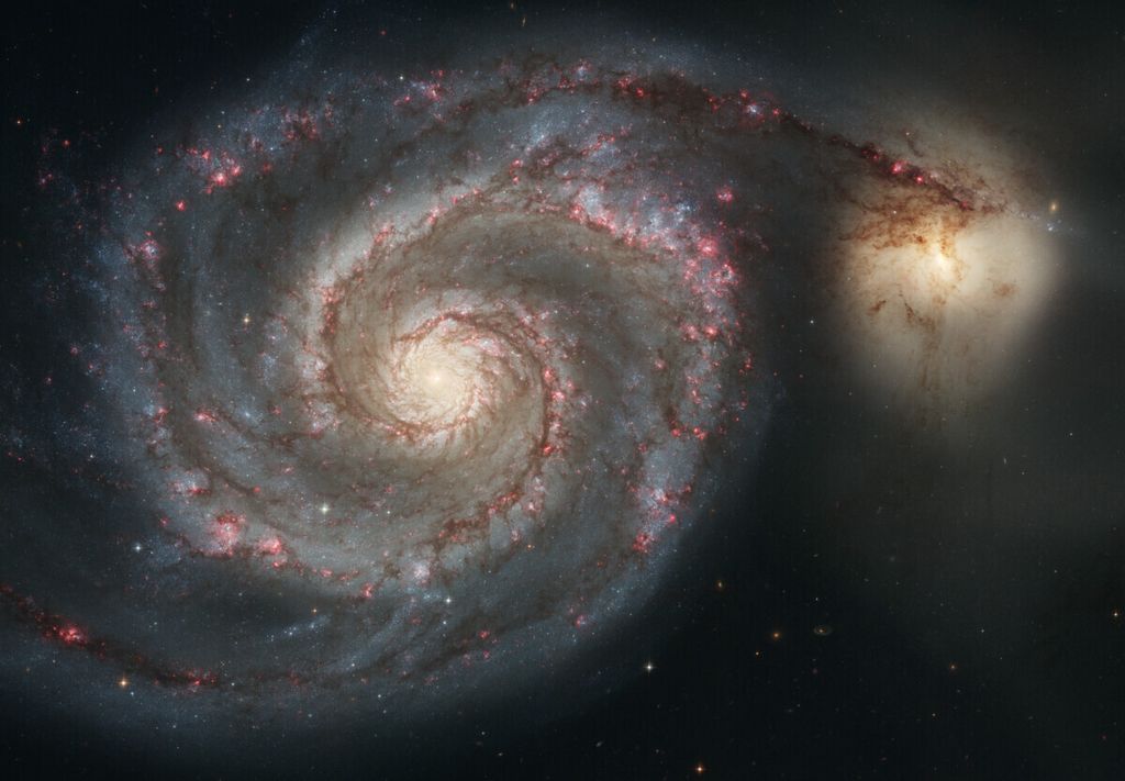 Citra galaksi Pusaran atau Whirlpool (M51a/NGC 5194) bersama galaksi M51b/NGC 5195 jelang saling bertabrakan. Kondisi itu mirip dengan tabrakan yang akan terjadi antara galaksi Bimasakti dan Awan Magellan Besar pada 2 miliar tahun yang akan datang.