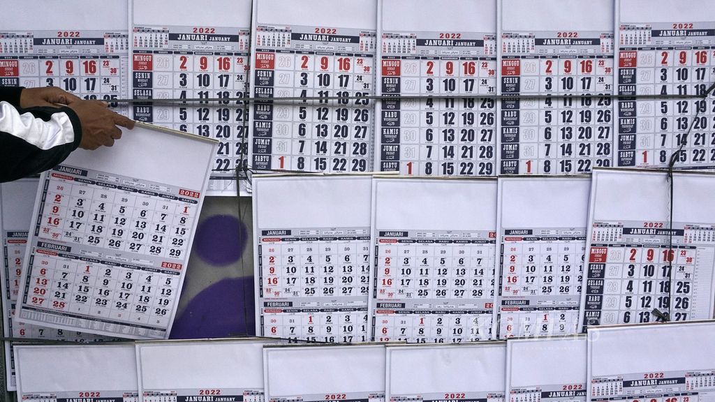 Sejumlah dagangan kalender dinding tahun 2022 di lapak kaki lima Handi (30) di Jalan Suryakencana, Kota Bogor, Jawa Barat, Selasa (28/12/2021). Penjualan kalender saat ini lebih sepi dari tahun sebelumnya. Ia menjual kalender dinding ini dengan harga Rp 15.000 per buah. 
