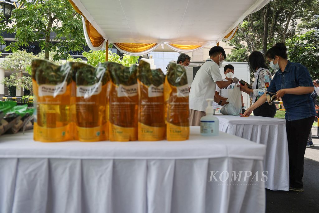 Warga membeli minyak goreng dan gula pasir yang dijual dalam kegiatan operasi pasar murah minyak goreng dan gula di Pendopo Agung Royal Ambarrukmo, Sleman, DI Yogyakarta, Selasa (22/2/2022). 