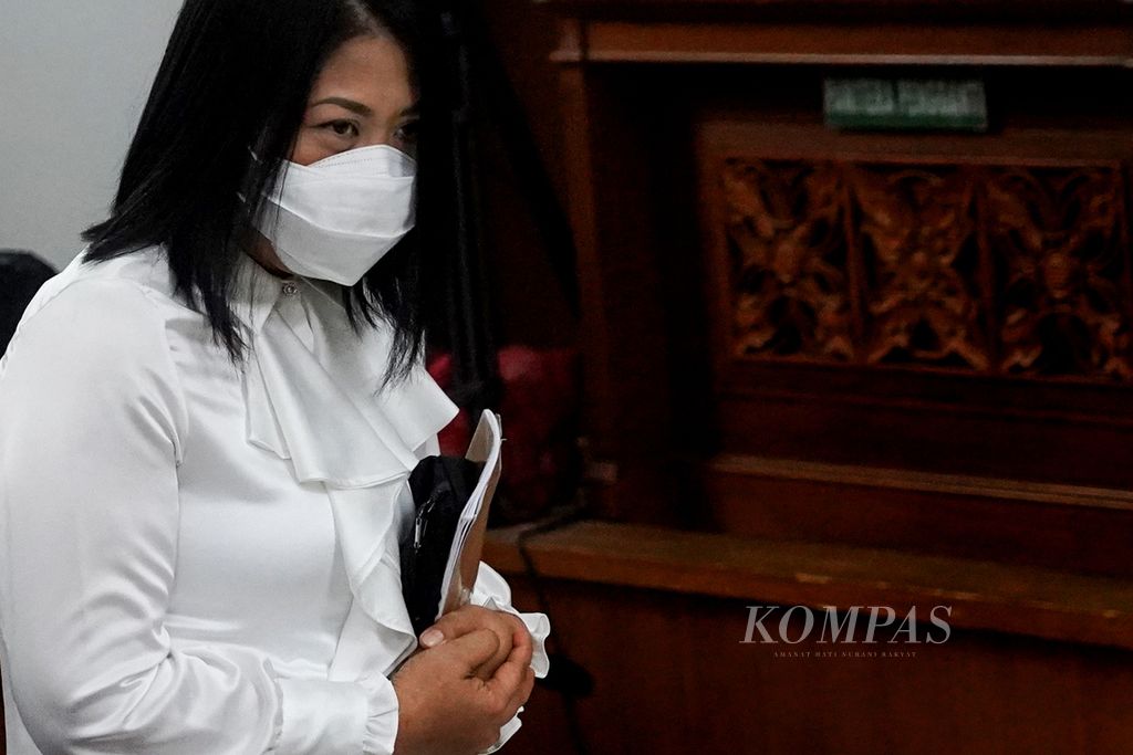 Putri Candrawathi, terdakwa kasus pembunuhan Brigadir J atau Nofriansyah Yosua Hutabarat, memasuki ruang sidang Pengadilan Negeri Kelas IA Jakarta Selatan, Jakarta, untuk menjalani sidang putusan sela, Rabu (26/10/2022). 