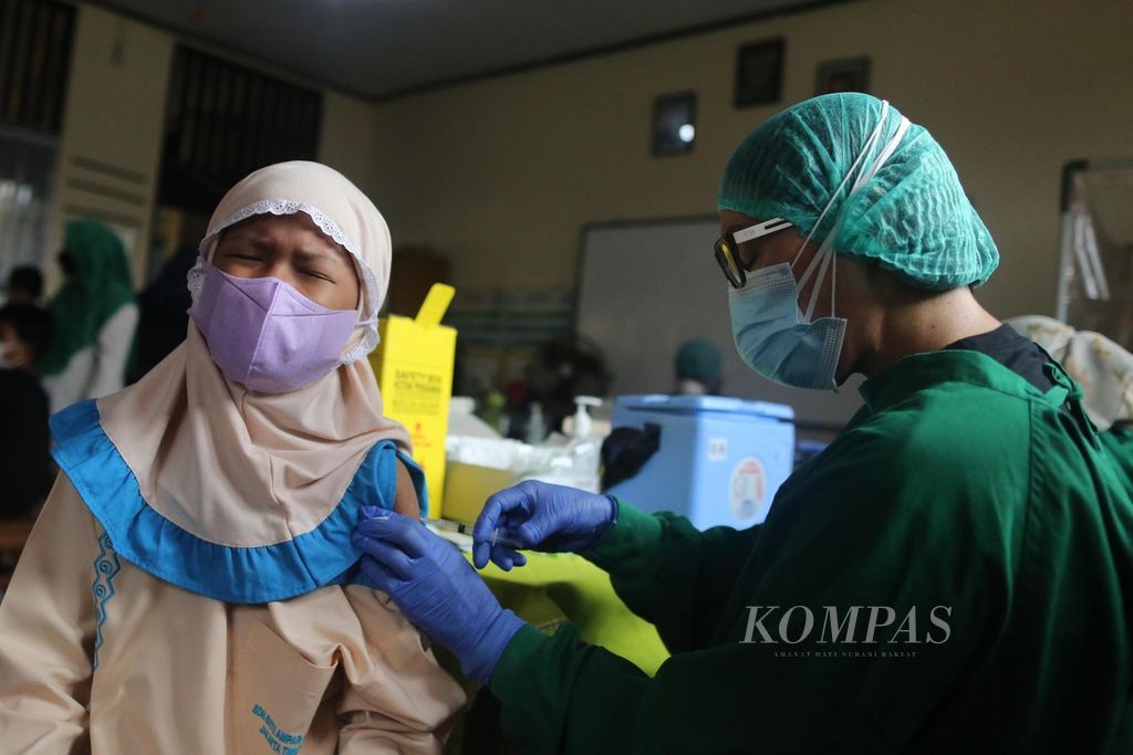 Suasana vaksinasi Covid-19 anak usia 6-11 tahun dosis kedua di SD Negeri 11 Batu Ampar, Kramat Jati, Jakarta Timur, Jumat (14/1/2022). Percepatan vaksin untuk anak-anak dilakukan demi suksesnya pembelajaran tatap muka.