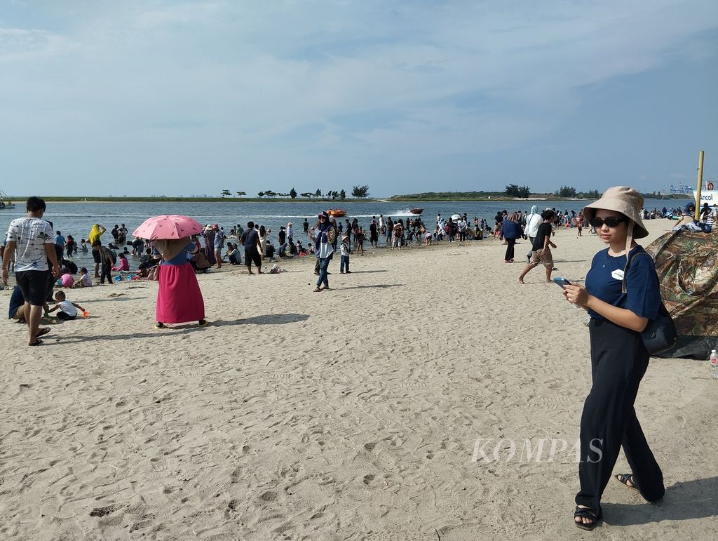 Wisatawan menikmati libur Lebaran dengan bermain di tepi pantai Taman Impian Ancol, Jakarta, Kamis (11/4/2024) siang. 