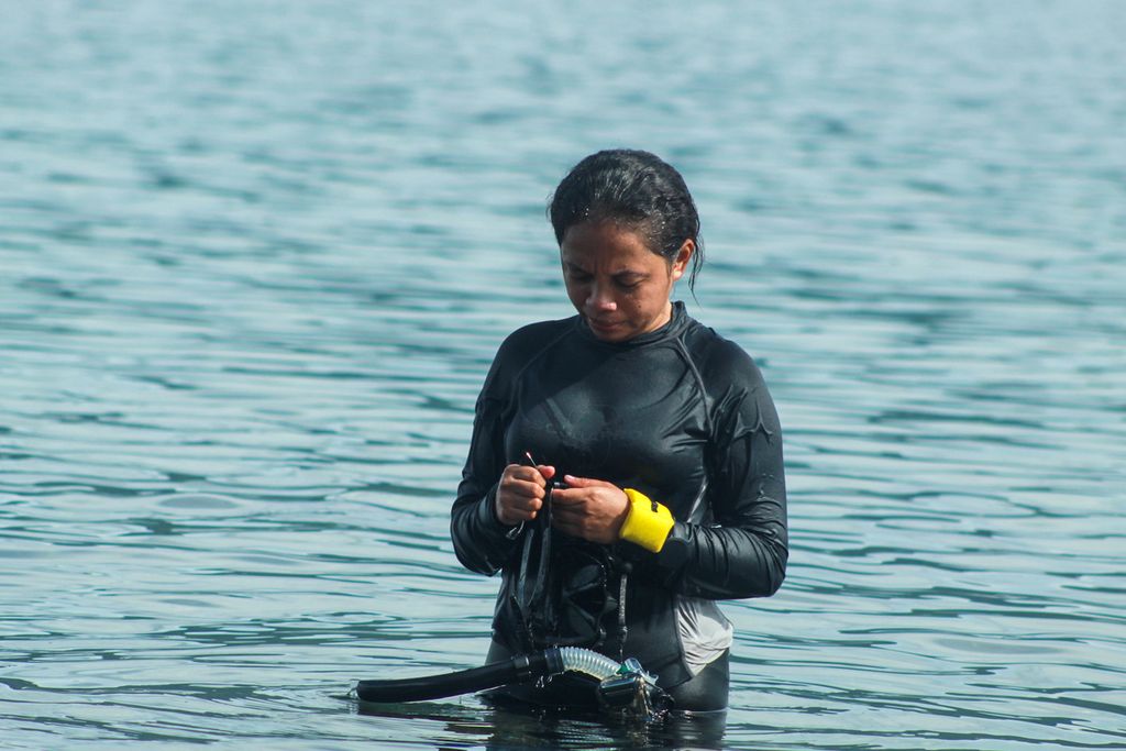 Monika Bataona adalah satu dari segelintir perempuan peselam yang terlibat dalam kegiatan konservasi laut sekaligus penyelamatan orang tenggelam di Flores Timur, Nusa Tenggara Timur. 