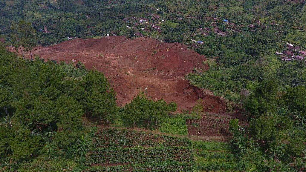 Foto udara yang menggambarkan lokasi bencana longsor di Desa Banaran, Pulung, Ponorogo, Jawa Timur, Senin (3/4). Proses pencarian korban terkendala oleh luasnya lokasi longsor dan timbunan material yang sangat tebal.  