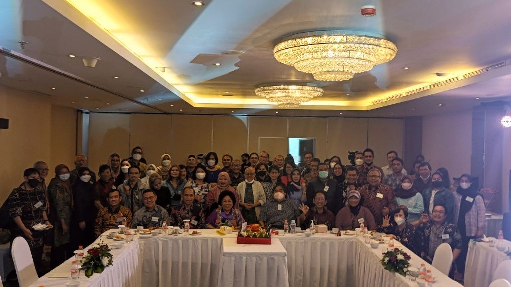 Peserta Syukuran dan Dialog dalam rangka Hari Ulang Tahun Ke-5 Yayasan Kemitraan Indonesia Sehat (YKIS) berfoto bersama di Jakarta, Selasa (31/1/2023). Acara tersebut dihadiri pihak pemerintah, lembaga nonpemerintah, komunitas, dan kaum rentan HIV.