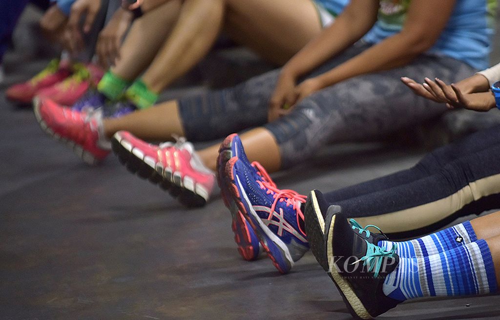 Sepatu-sepatu lari yang dipakai anggota komunitas lari \'Obler\' saat berlatih di atap sebuah pusat perbelanjaan di kawasan Semanggi, Jakarta, Kamis (31/8). Lari kini menjadi bagian dari gaya hidup sehat masyarakat urban.