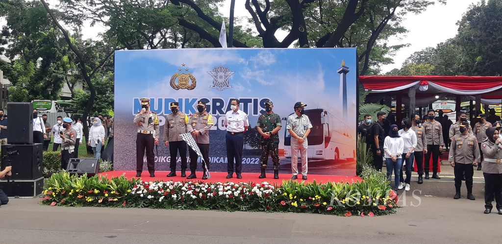 Pelepasan kegiatan mudik gratis di Parkir Timur Senayan, Gelora Bung Karno, Jakarta Pusat, Jumat (29/4/2022). Acara itu antara lain dihadiri Kapolri Jenderal (Pol) Listyo Sigit Prabowo.