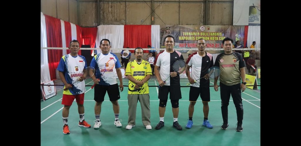 Potret Inspektur Satu Rudiana (kedua dari kiri) saat perlombaan badminton Polres Cirebon Kota. Foto itu tersebar di grup percakapan Humas Polres Cirebon Kota. 