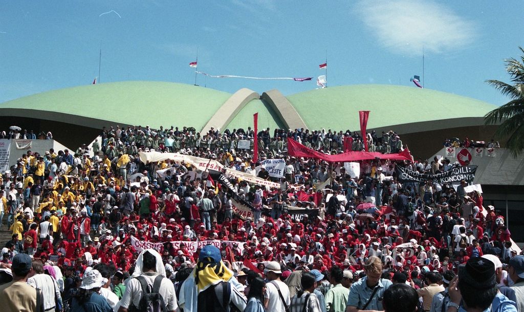 Tens of thousands of students from all over Jabotabek on Tuesday, May 19 1998 came to and occupied the DPR/MPR building in Senayan, Jakarta, urging President Suharto to step down as president.